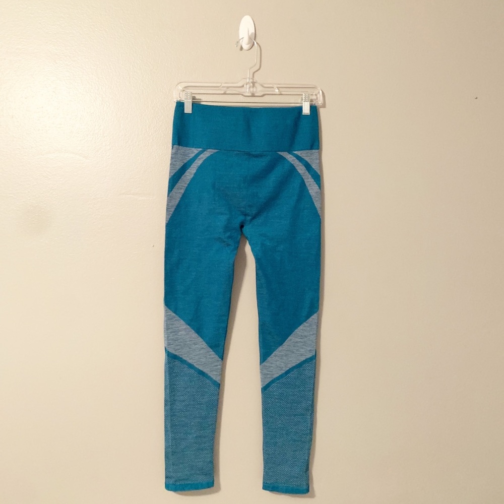 Fabletics High-Waisted Seamless Dot Leggings - Picture 4 of 6